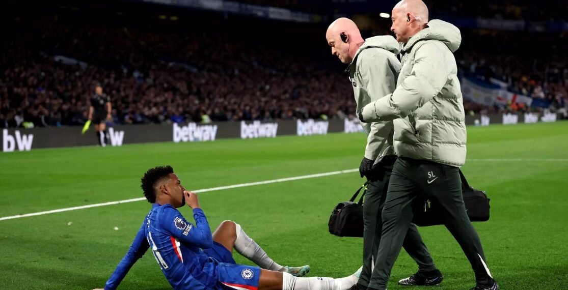 Estêvão liga alerta no Chelsea após lesão em clássico contra o United