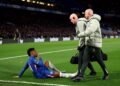 Estêvão liga alerta no Chelsea após lesão em clássico contra o United