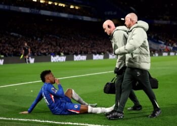 Estêvão liga alerta no Chelsea após lesão em clássico contra o United