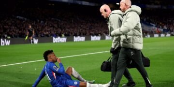 Estêvão liga alerta no Chelsea após lesão em clássico contra o United