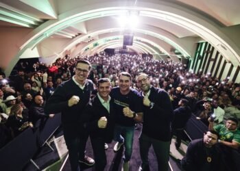 Moro lança pré-candidatura ao governo do Paraná ao lado de Flávio Bolsonaro e consolida chapa de oposição