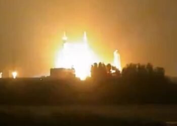 Foguete de Bezos, concorrente de Elon Musk no espaço, explode durante teste na Flórida