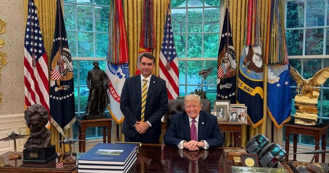 Em Washington, Flávio Bolsonaro se reúne com Donald Trump e critica Lula