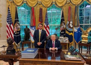Em Washington, Flávio Bolsonaro se reúne com Donald Trump e critica Lula