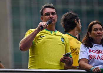 Pesquisa aponta Flávio Bolsonaro à frente de Lula no primeiro turno e vencedor em quatro das cinco regiões do país