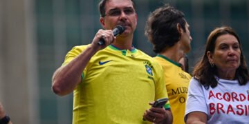Pesquisa aponta Flávio Bolsonaro à frente de Lula no primeiro turno e vencedor em quatro das cinco regiões do país
