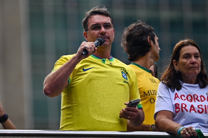 Pesquisa aponta Flávio Bolsonaro à frente de Lula no primeiro turno e vencedor em quatro das cinco regiões do país
