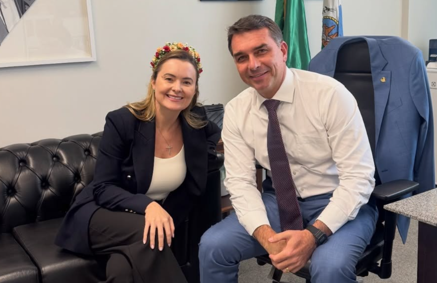 Júlia Zanatta sinaliza interesse em ser vice de Flávio Bolsonaro: “Sempre pronta para o combate”