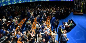 Senado aprova fim da 6×1 a 11 dias do segundo turno e tema vira disputa eleitoral