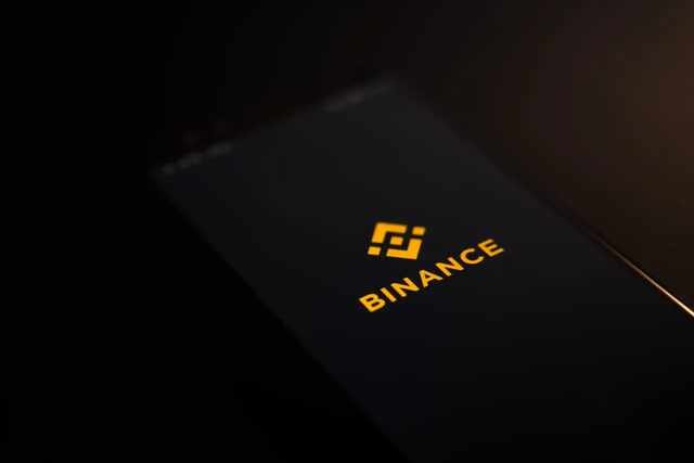 Logotipo da corretora de criptomoedas Binance em tela de celular