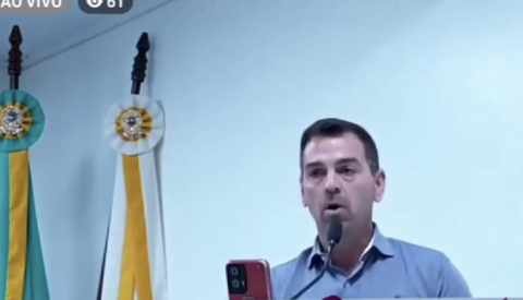 Vereador discursa na tribuna da Câmara de Campos Borges durante sessão transmitida ao vivo