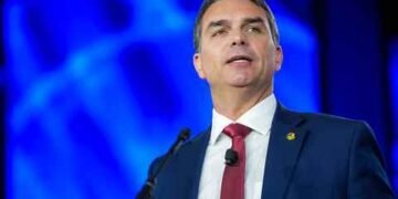 Senador Flávio Bolsonaro discursa em evento