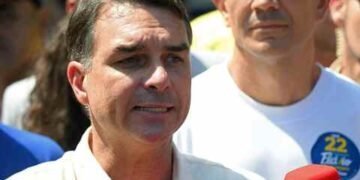 Senador Flávio Bolsonaro fala com jornalistas