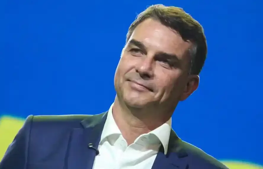 Senador Flávio Bolsonaro sorri durante evento