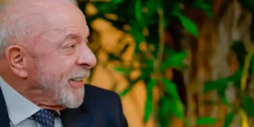 Presidente Lula sorri de perfil durante encontro
