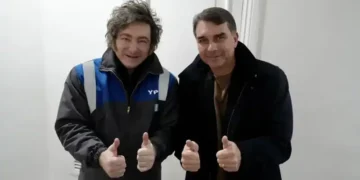 Javier Milei e Flávio Bolsonaro fazem sinal de positivo durante encontro