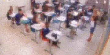 Imagem de câmera de segurança mostra professora em sala de aula de escola municipal de Potirendaba