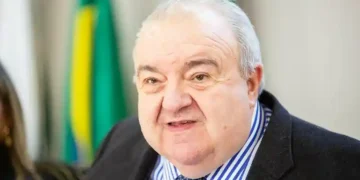 Ex-prefeito de Curitiba Rafael Greca fala ao microfone durante evento