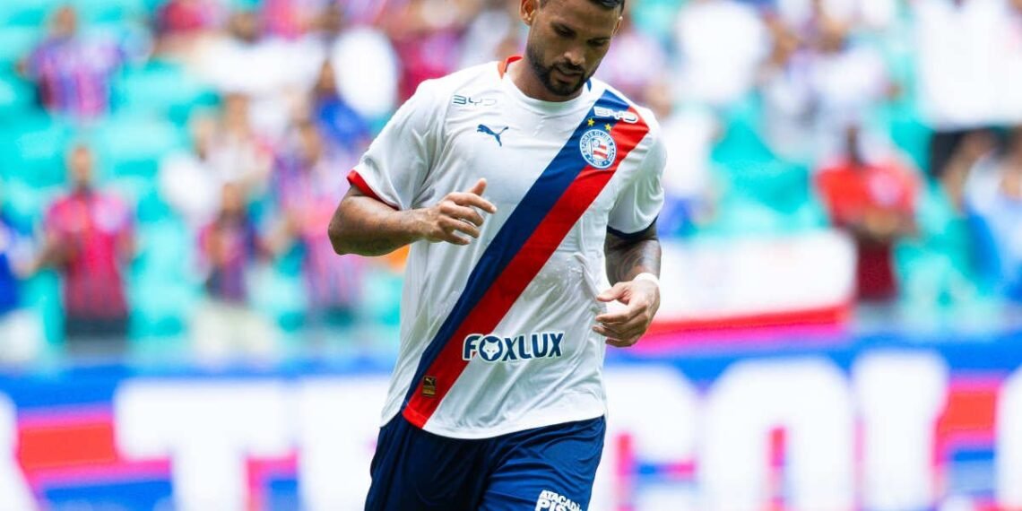 Atacante Willian José com a camisa do Bahia